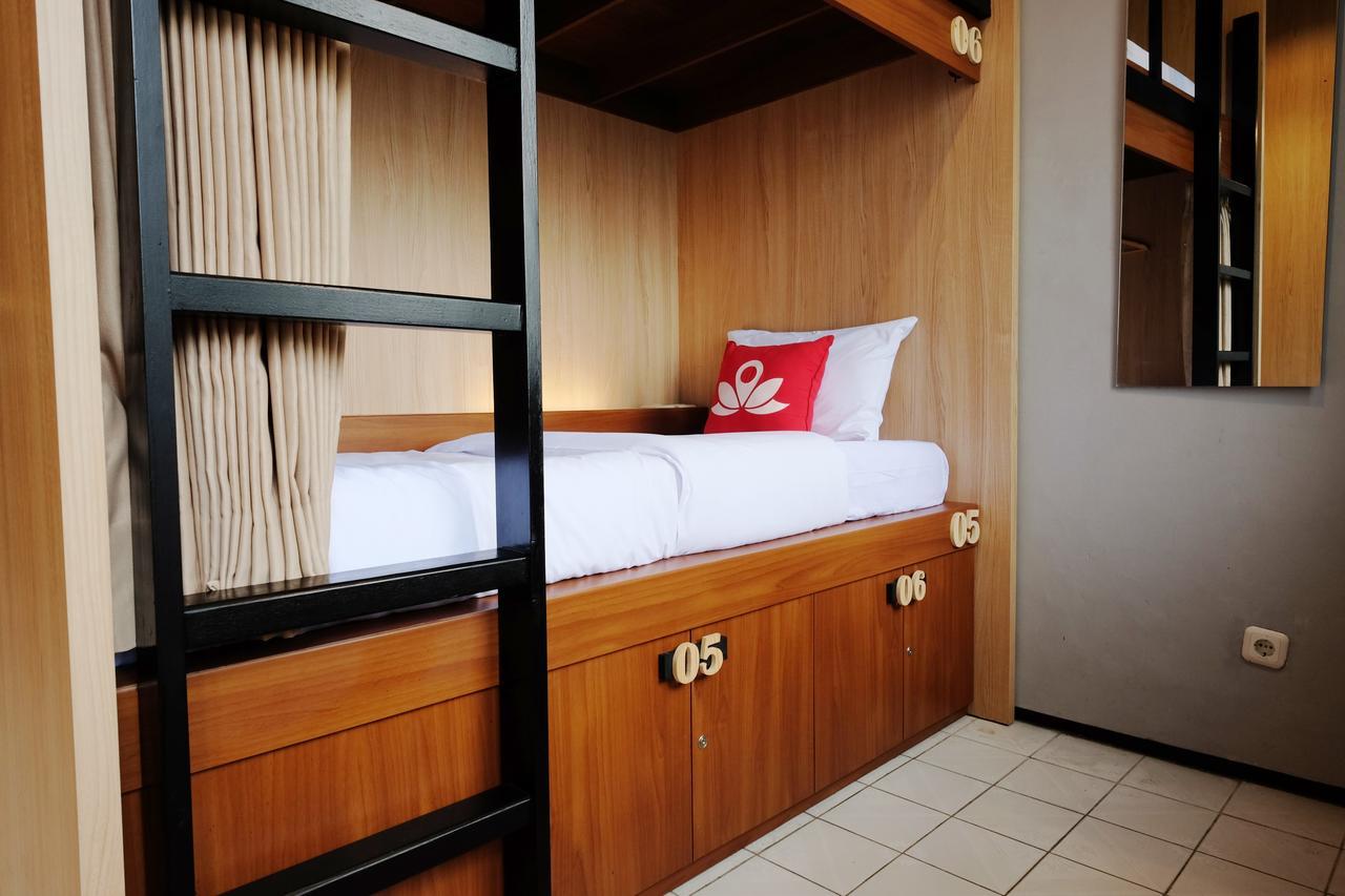Zen Hostel Alun-Alun Sarinah Malang Bagian luar foto