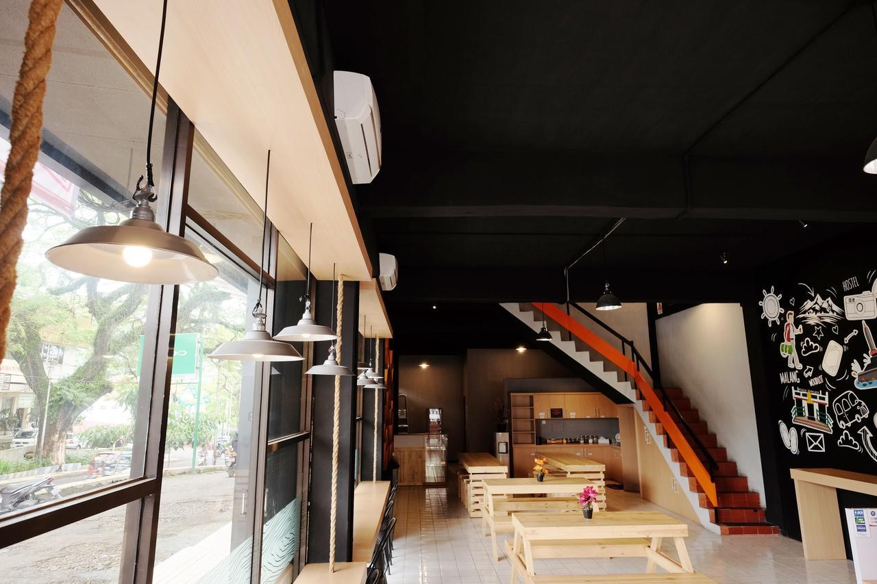 Zen Hostel Alun-Alun Sarinah Malang Bagian luar foto